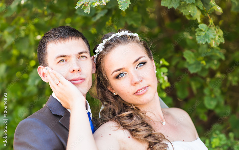 Naklejka premium Beautiful bride and groom is enjoying wedding
