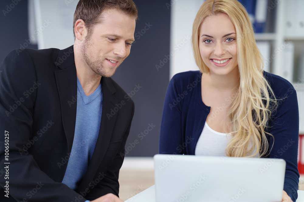 zwei junge dynamische mitarbeiter sitzten am schreibtisch zusammen zwei junge dynamische mitarbeiter sitzten am schreibtisch zusammen