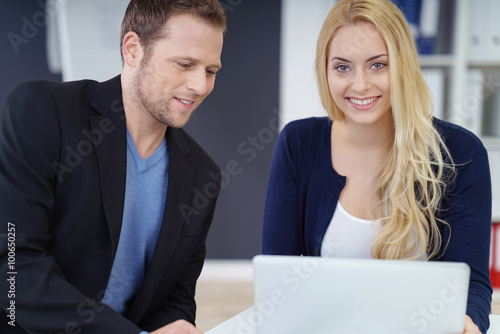 Wallpaper Mural zwei junge dynamische mitarbeiter sitzten am schreibtisch zusammen Torontodigital.ca