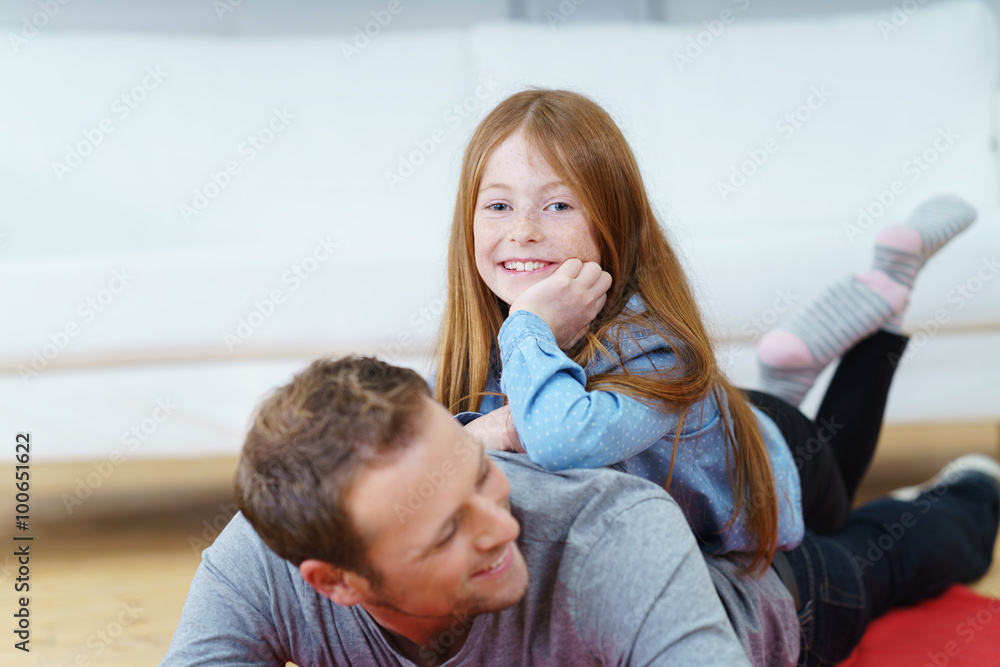vater und tochter zu hause vater und tochter zu hause