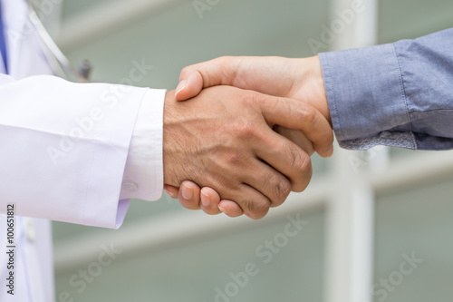 Canvas-taulu Doctor shakes hands with a patient