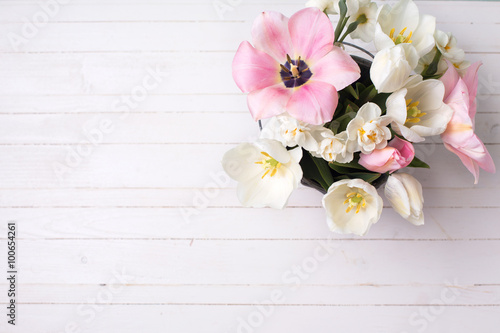 Fototapeta Naklejka Na Ścianę i Meble -  Spring white and pink  tulips and narcissus on white painted woo