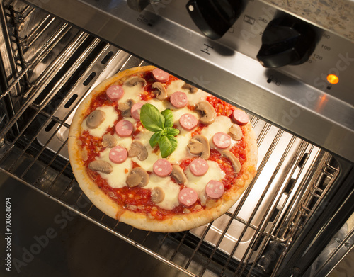 Tableau sur toile pizza in the owen