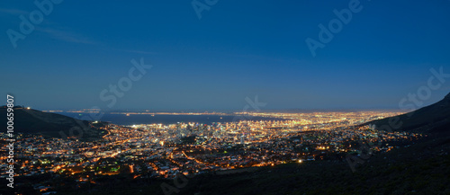 Kapstadt-Stadt bei Nacht zu Füßen des Tafelbergs