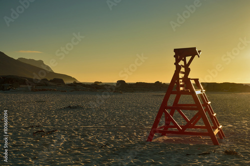 Cape Town-Strand von Camps Bay mit leerem Rettungsturm zum Sonnenuntergang