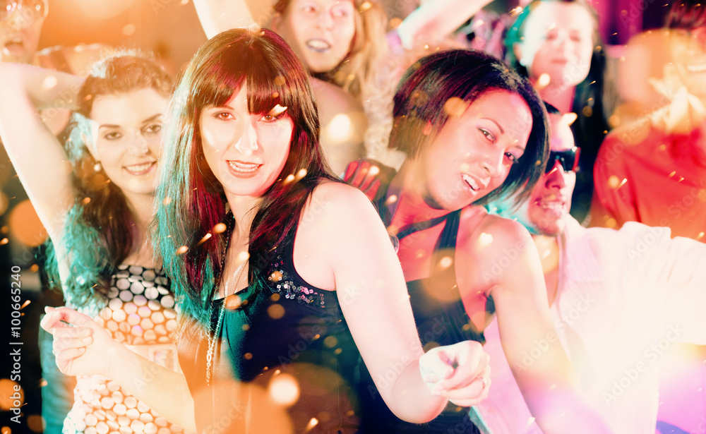 Frauen und Männer tanzen im Disco Club bei Party Stock Photo | Adobe Stock