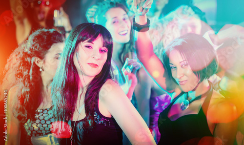 Menge beim Tanzen auf Party im Club oder Disco