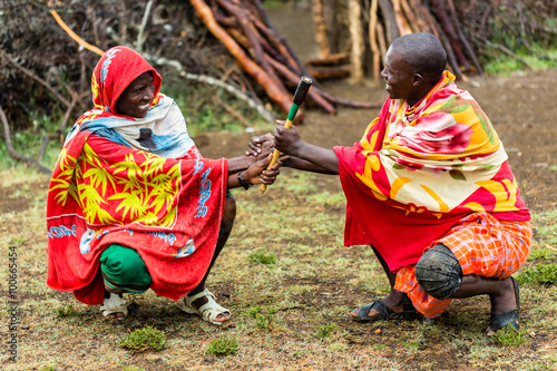Bilde på lerret Massai men shaking hand concluding an agreement