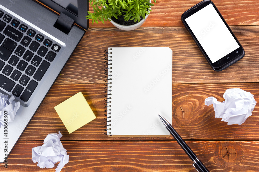 Office table desk with supplies, white blank note pad, cup, pen ...: bàn làm việc với dụng cụ, giấy ghi chú trống màu trắng, tách, bút... \