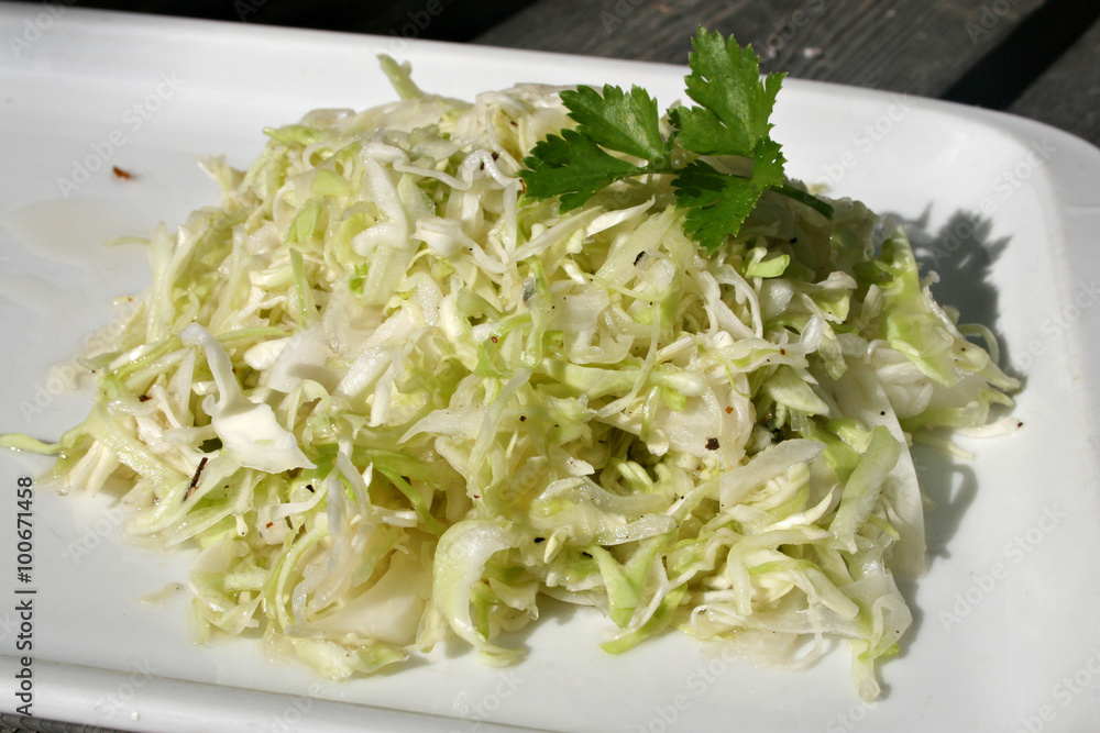 organisch lifestyle krautsalat hölzern modern closeup beilage coleslaw wildkräuter organisch lifestyle krautsalat hölzern modern closeup beilage coleslaw wildkräuter