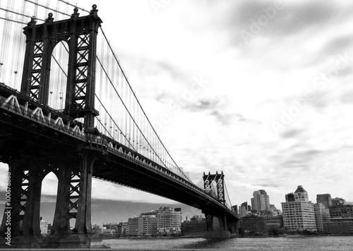 Fototapet manhattan bridge and the city in black and white style