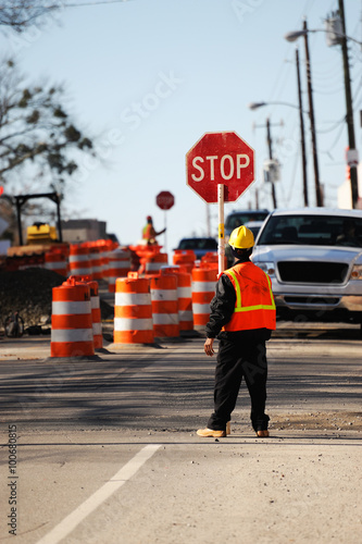 Foto worker holding stop sign in construction site on the street