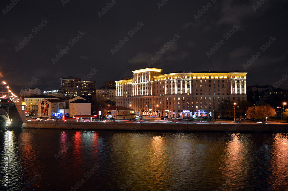 Obraz premium Москва. Вид на Краснохолмскую набережную