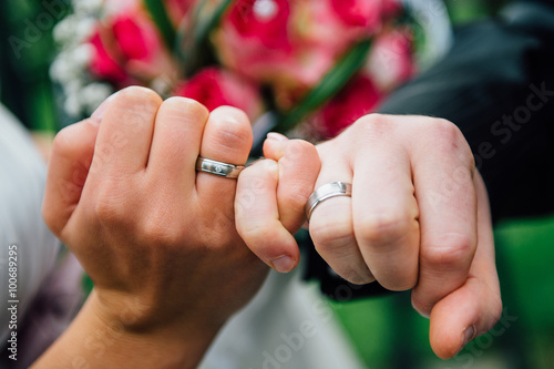 Eheringe eines Brautpaares in verliebter Geste