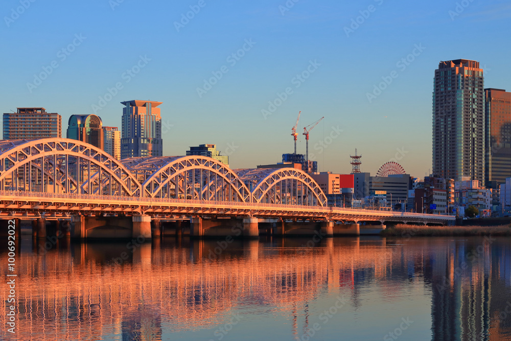 Obraz premium 夕暮れの大阪 十三大橋