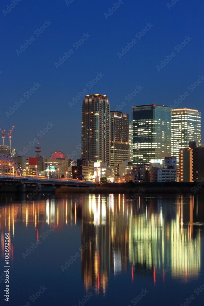 夕暮れの淀川と大阪キタの街並み 