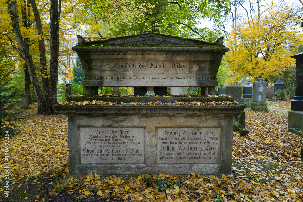 Grabmal auf dem Alten Südfriedhof | München Grabmal auf dem Alten Südfriedhof | München