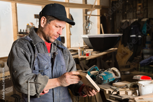 Carpenter produces parts for furniture