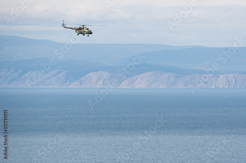 ПеревестиВертолет над байкалом Helicopter over Lake Baikal