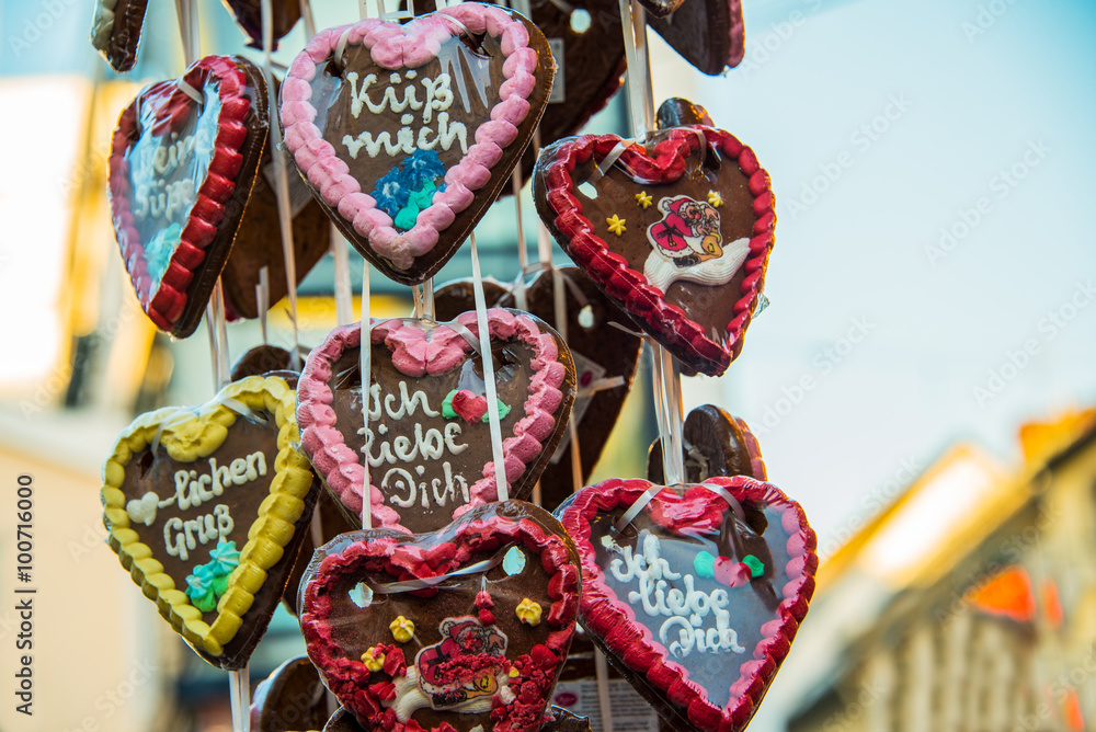 Obraz premium Herzensgrüße zum Valentinstag - Kuchen für Verliebte