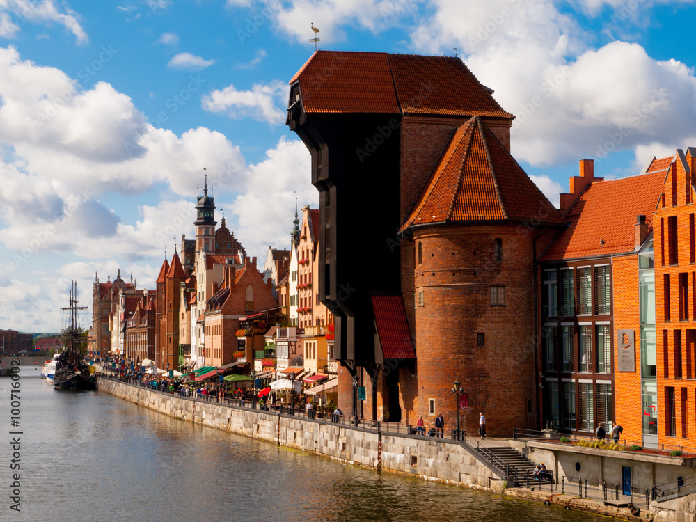 Obraz premium The medieval crane in Gdansk city centre