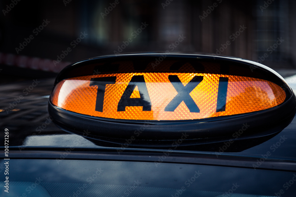 Obraz premium Typical black taxi cab in Central London