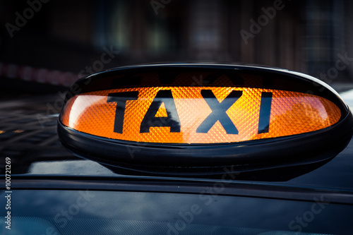 Photo Typical black taxi cab in Central London