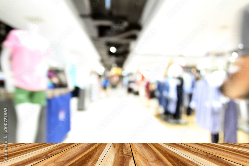 Obraz premium perspective wood and blurry supermarket/mall blur for background