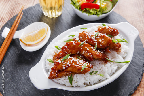 Bilde på lerret Teriyaki chicken with rice and salad