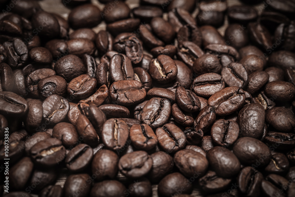 Obraz premium Coffee beans texture for background. Selective focus. Toned