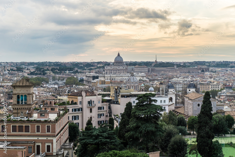 Stadt Rom, im Hintergrund Petersdom