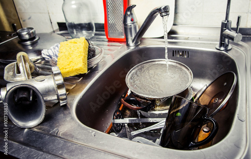 Washing kitchen ware