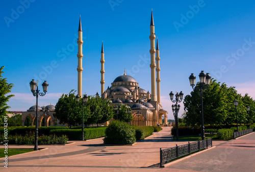Мечеть Сердце Чечни в городе Грозный в солнечный день