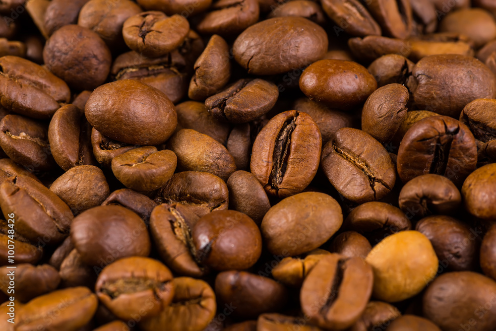 Naklejka premium Coffee on grunge wooden background