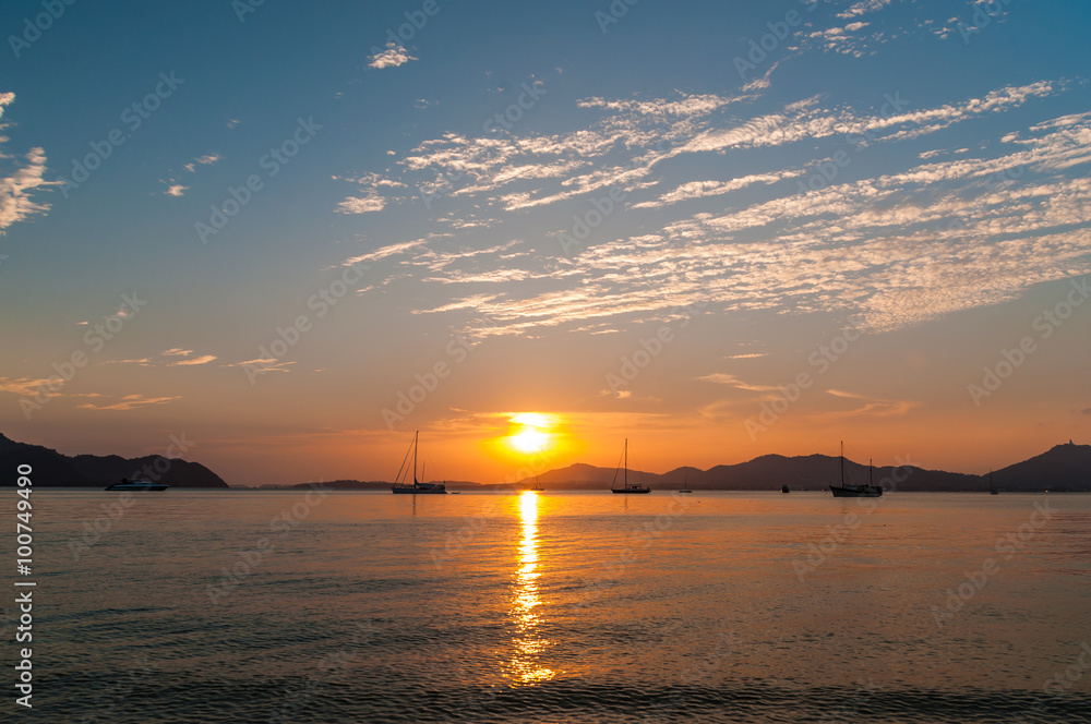 Naklejka premium silhouette sunset on the beach