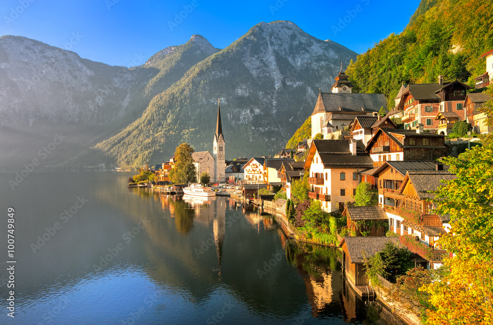 Obraz premium Alpejska wioska Hallstatt nad jeziorem w Salzkammergut w Austrii