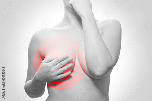 Frau berührt Schmerzen in der Brust