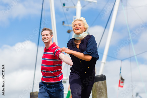 Pärchen genießt Urlaub am Nordsee Schiffs Pier  photo