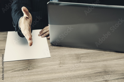 Stretta di mano per firma del contratto dal capo dell'ufficio dopo un colloquio photo