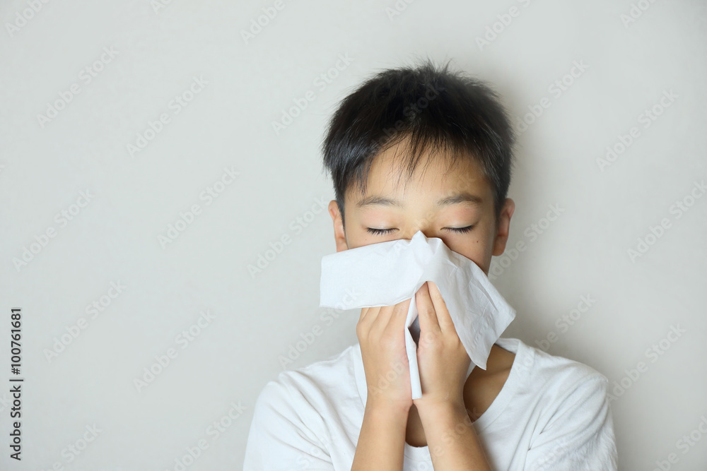 鼻をかむ子供