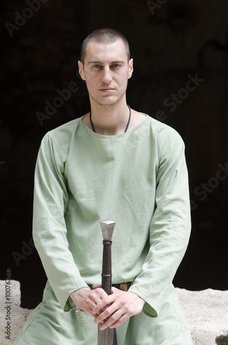Εκτύπωση καμβά king hold sword