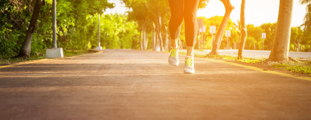 Sierkussen Joggen Sportieve vrouw joggend in natuur  © photopixel