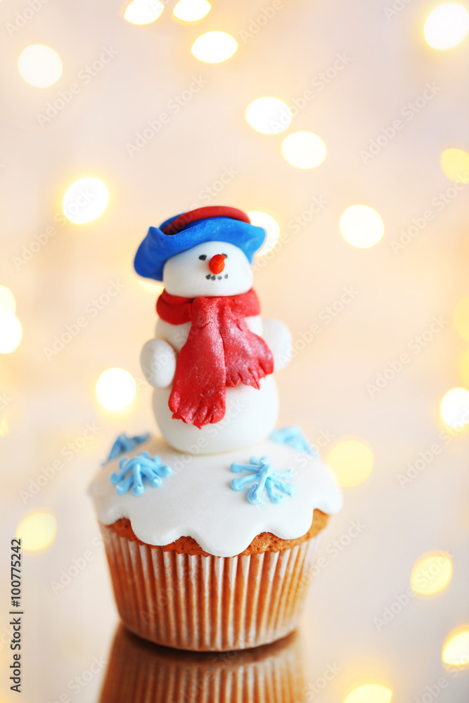 Fototapeta premium Christmas cupcake with lights on background