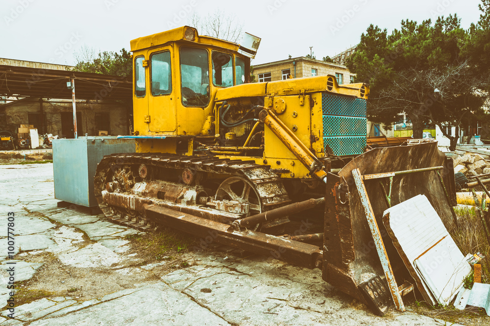 Fototapeta premium Old abandoned tractor bulldozer