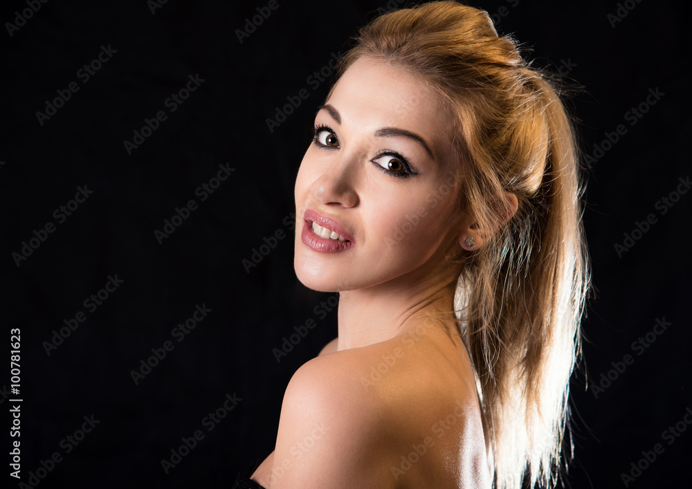 Fototapeta premium Девушка крупным планом на чёрном фоне