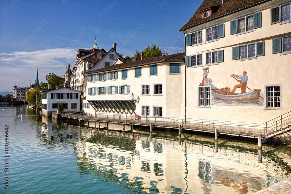 Zürich Schipfe Altstadt Heiri-Steg Wandmalerei Limmat Fluss Wasserspiegelung