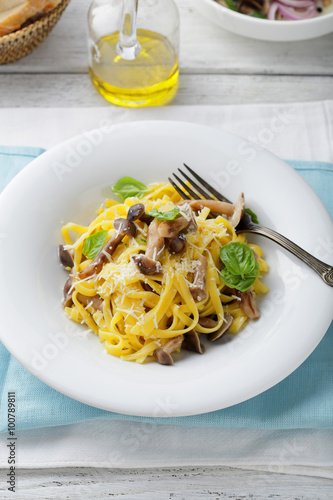  tagliatelle with mushrooms and cheese