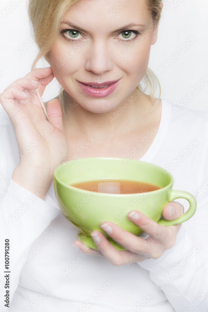 Tee Tasse halten und Tee Trinken Tee Tasse halten und Tee Trinken