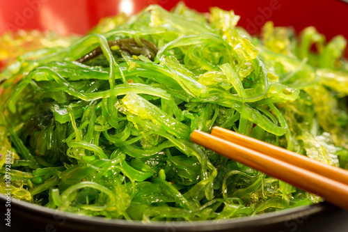 Algensalat mit Stäbchen