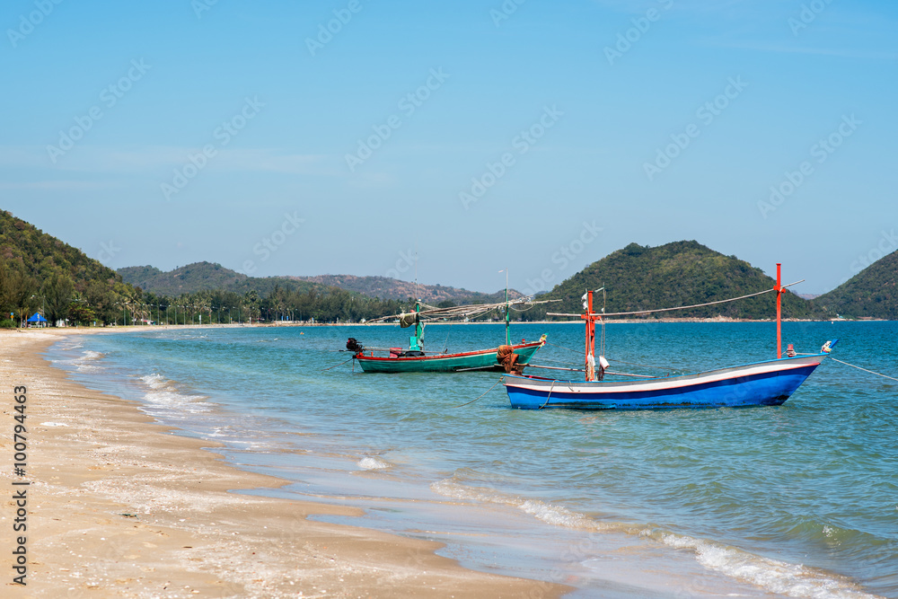 Obraz premium Samroiyod Beach, fishing boat parked on beach, background is blue sky